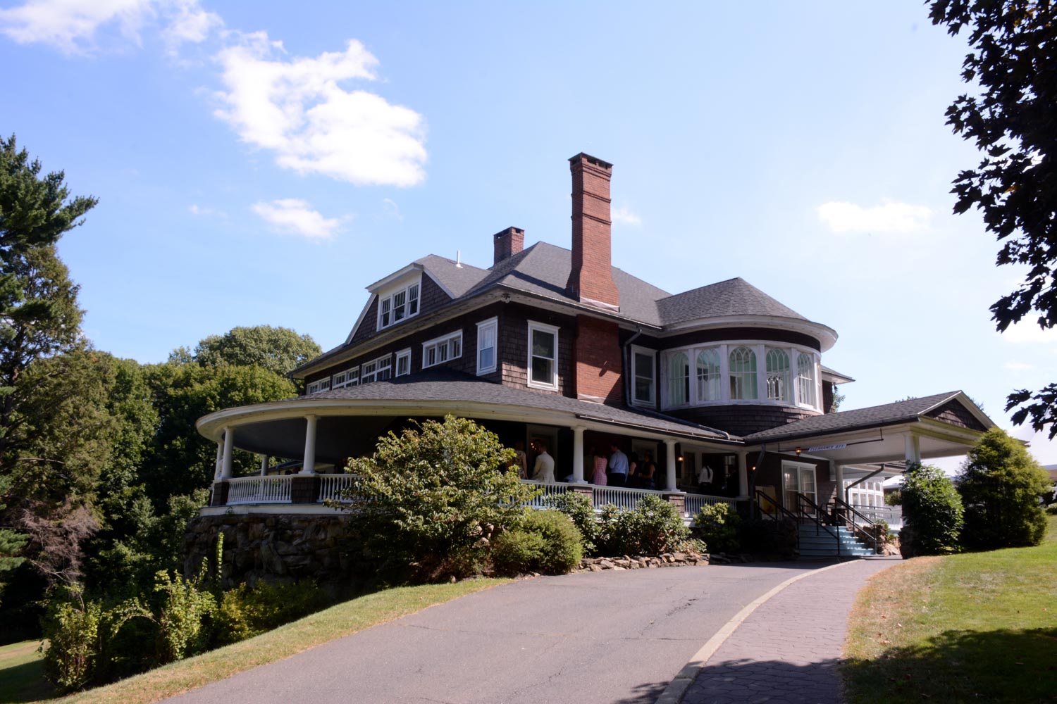 tarrywile mansion from driveway