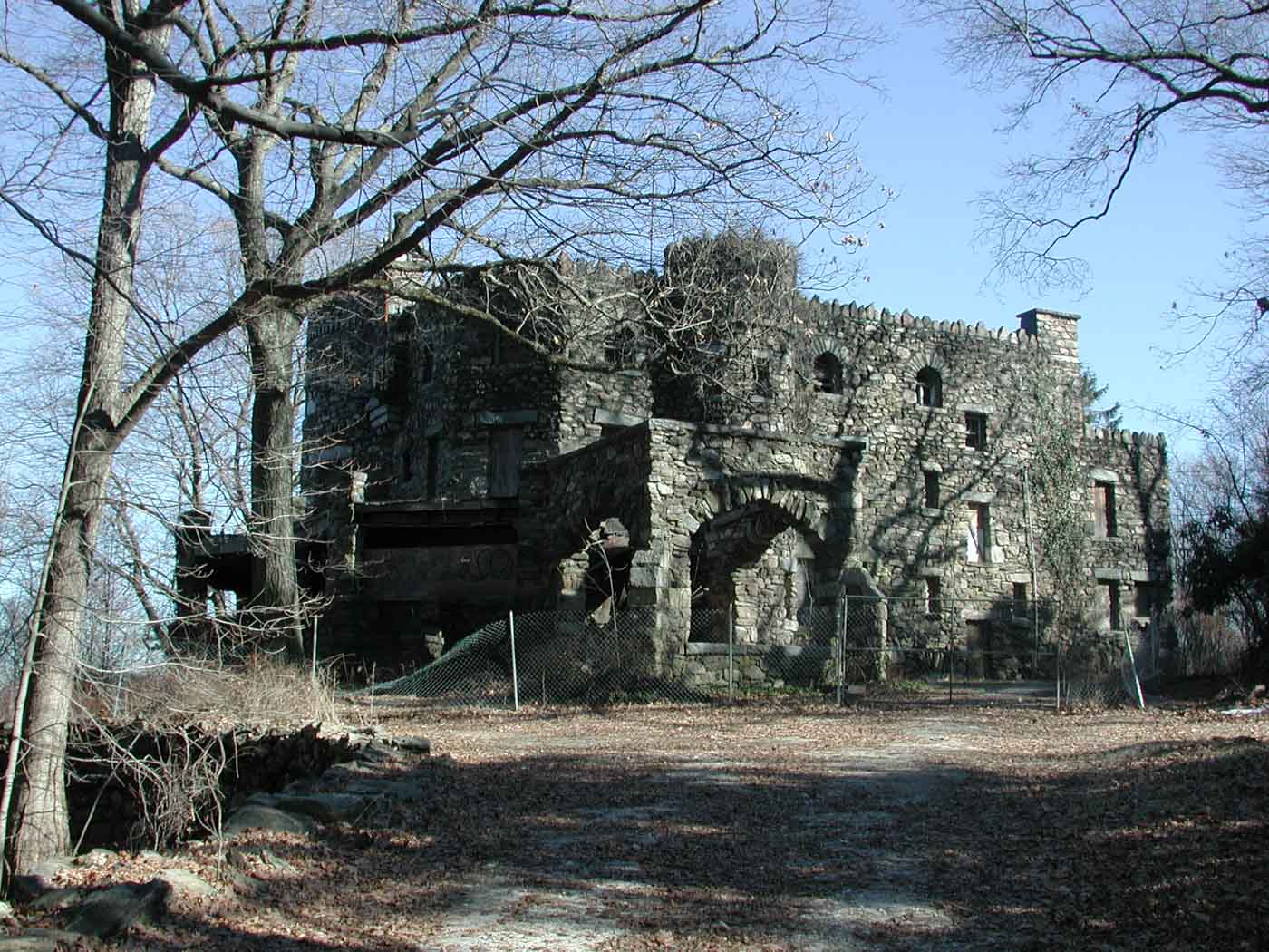 hearthstone-castle-seen-from-driveway-abandoned-boarded-up