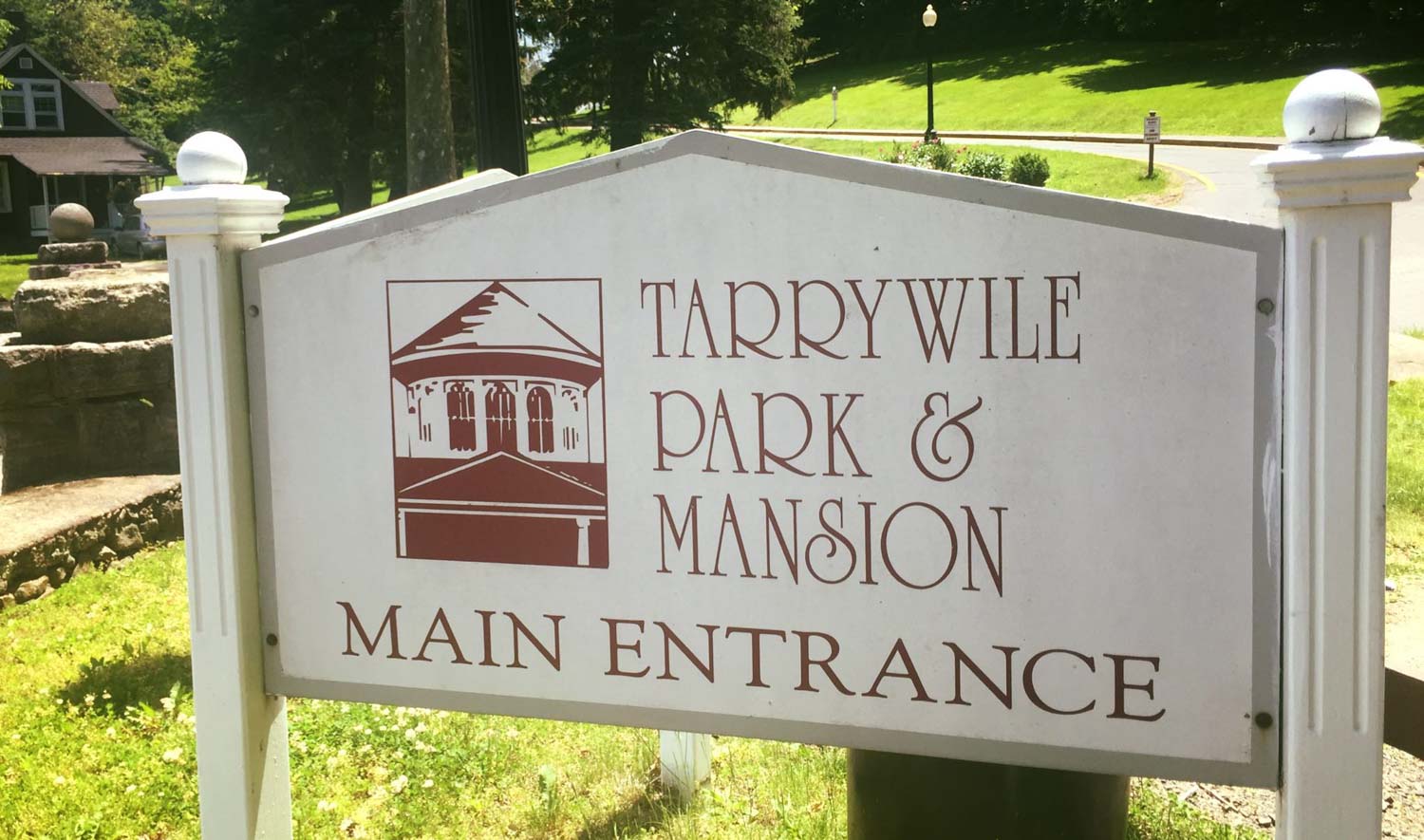 tarrywile park and mansion sign at front entrance