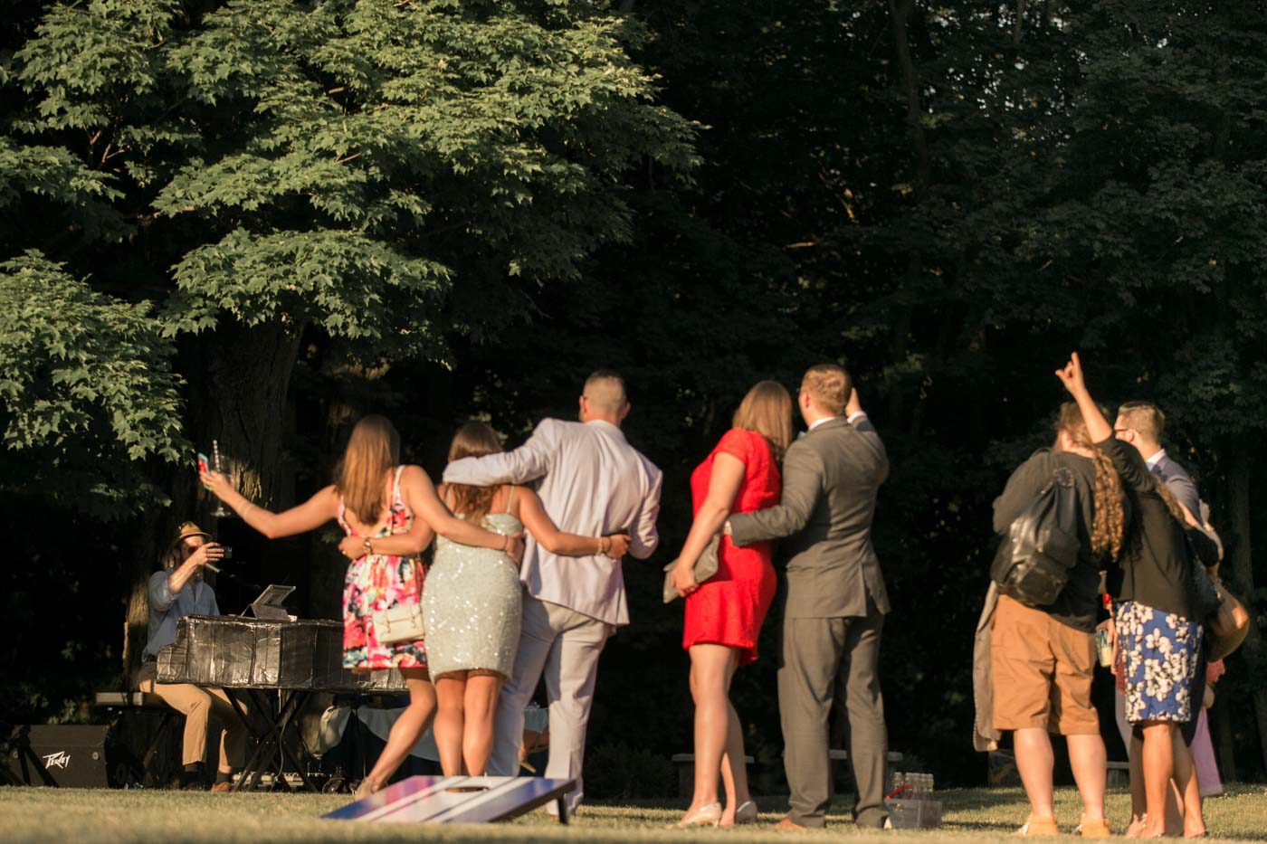 summer-wedding-guests-having-cocktails-on-lawn