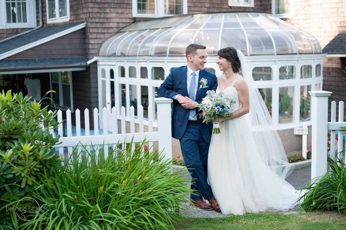 couple-posing-with-mansion-in-background-for-dream-wedding-photos