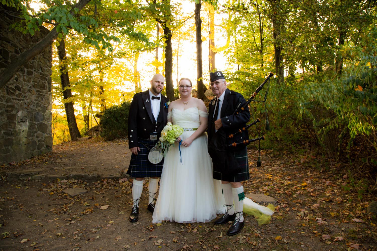 bride-groom-in-kilt-with-bagpiper