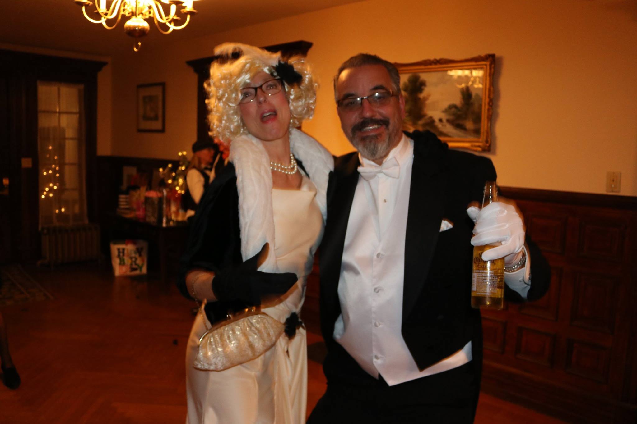 roaring-20s-couple-in-costume