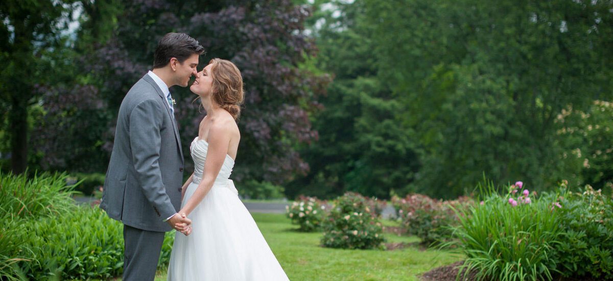 wedding couple in garden